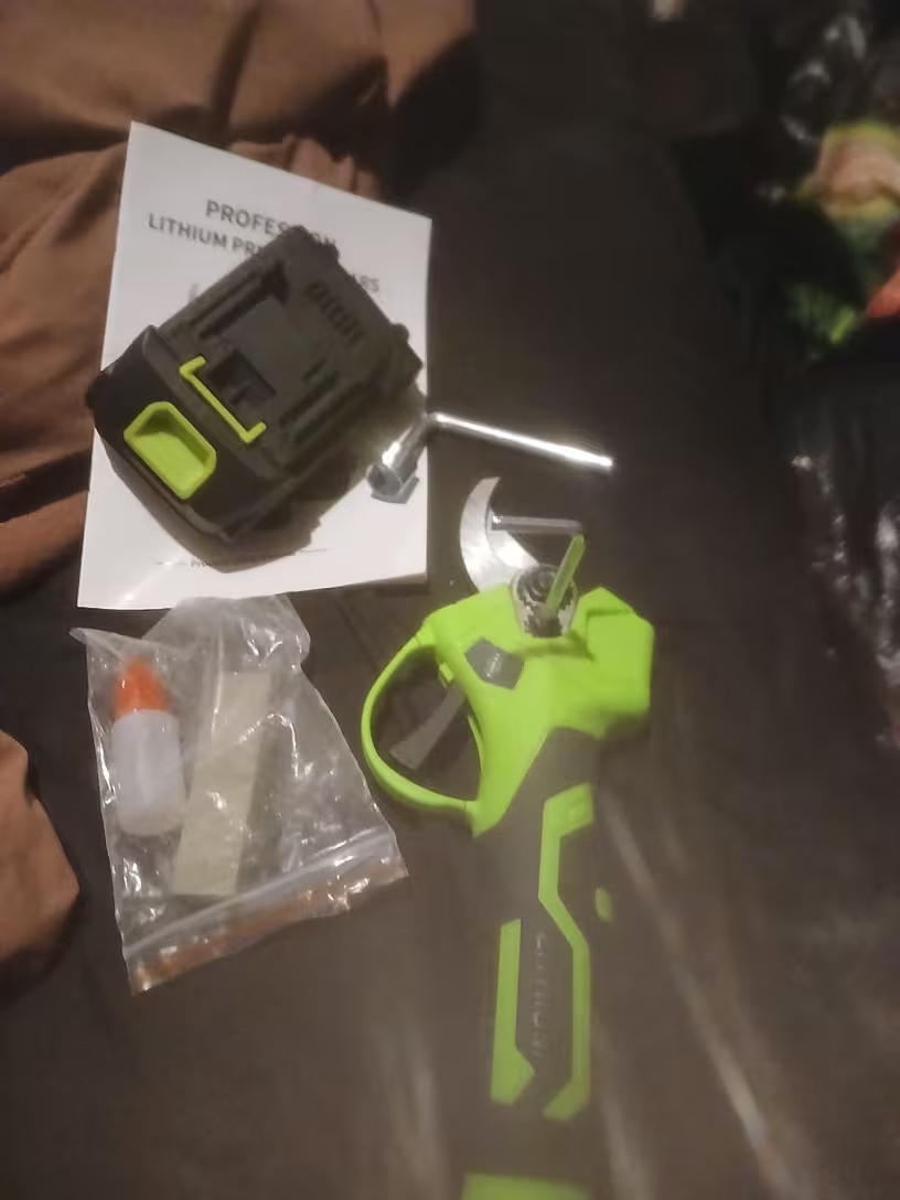 Customer photo of the received pruning tool