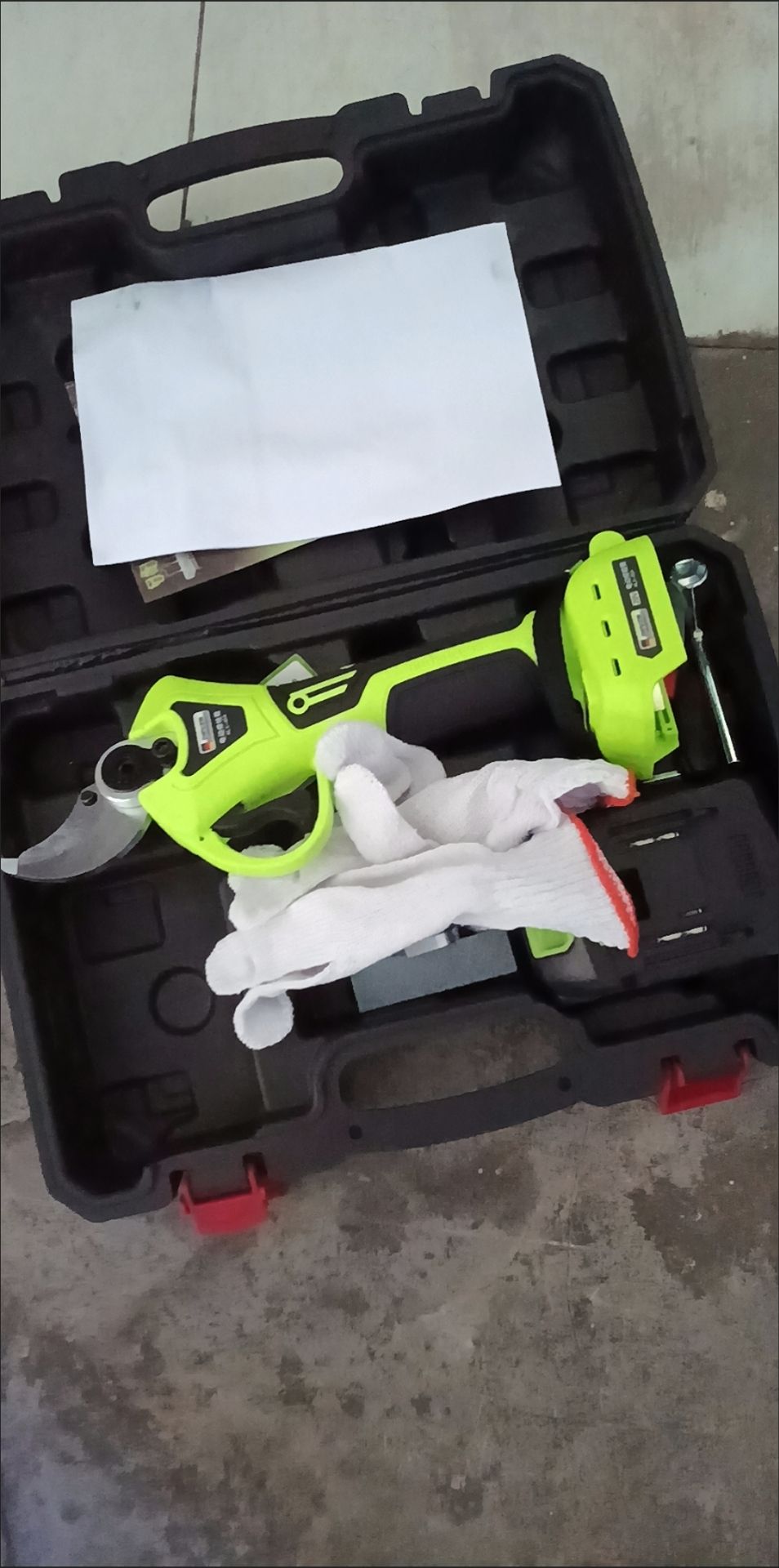 Customer photo of the pruning shear kit in its case