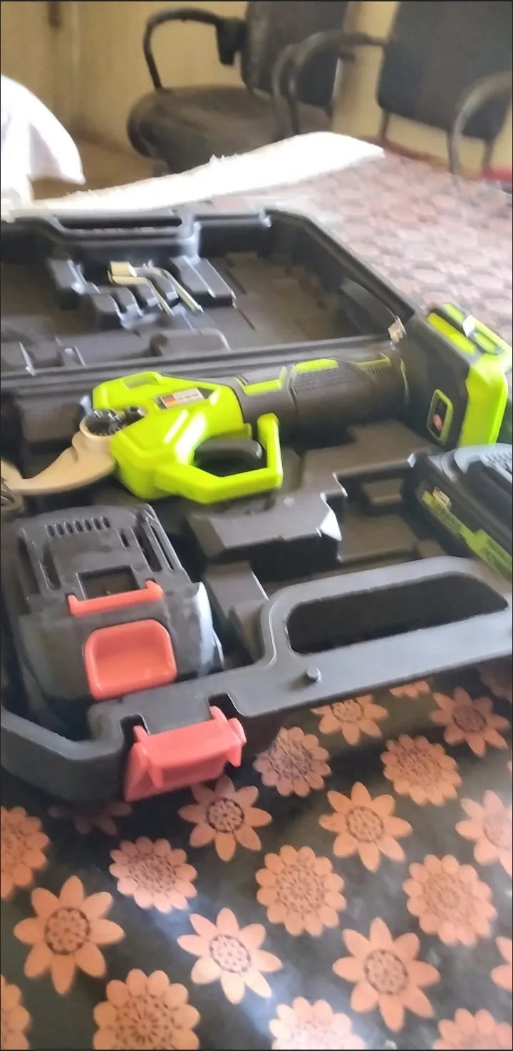 Customer photo of the pruning shear kit and batteries